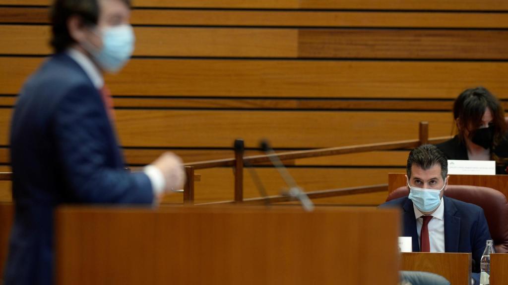 Un momento del debate de la moción de censura, con Mañueco (desenfocado) en la tribuna y Tudanca escuchando en su escaño.