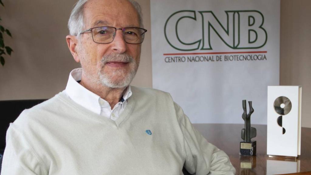 El virólogo Luis Enjuanes, en el Centro Nacional de Biotecnología del CSIC.