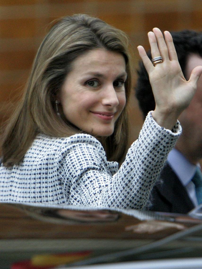 Letizia luciendo su alianza y su anillo de pedida en 2008.