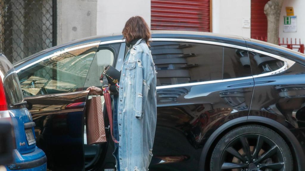 Raquel Perera antes de subirse a su coche.