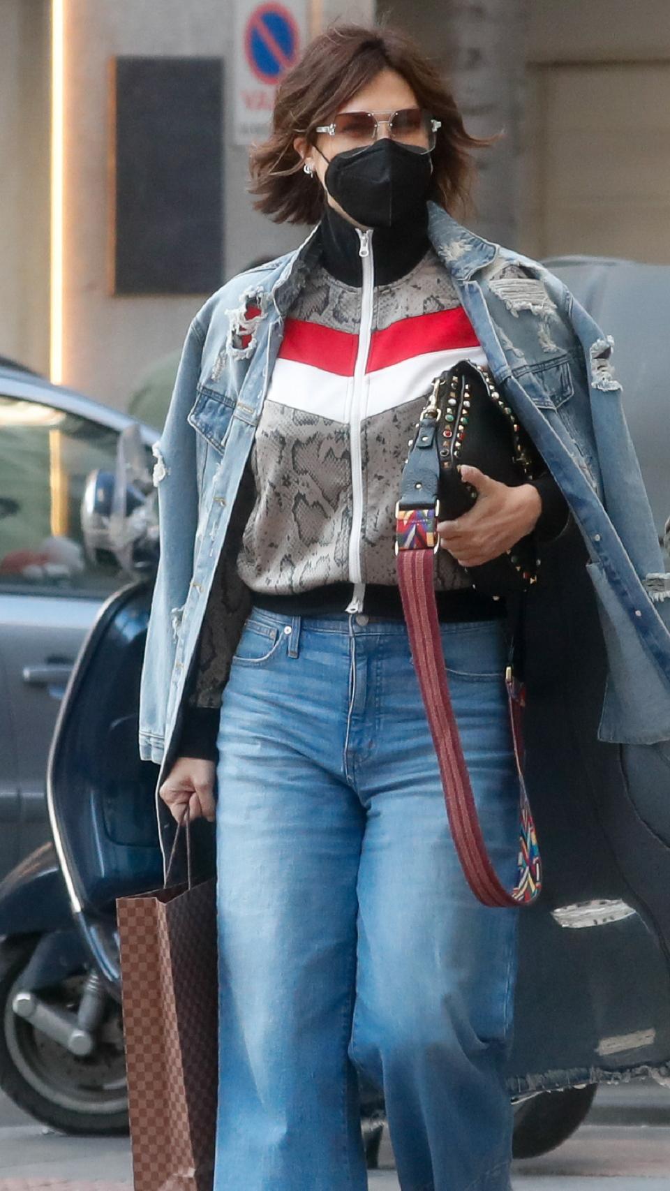 Raquel Perera apostó por un 'look' deportivo de vaquero y chaqueta.