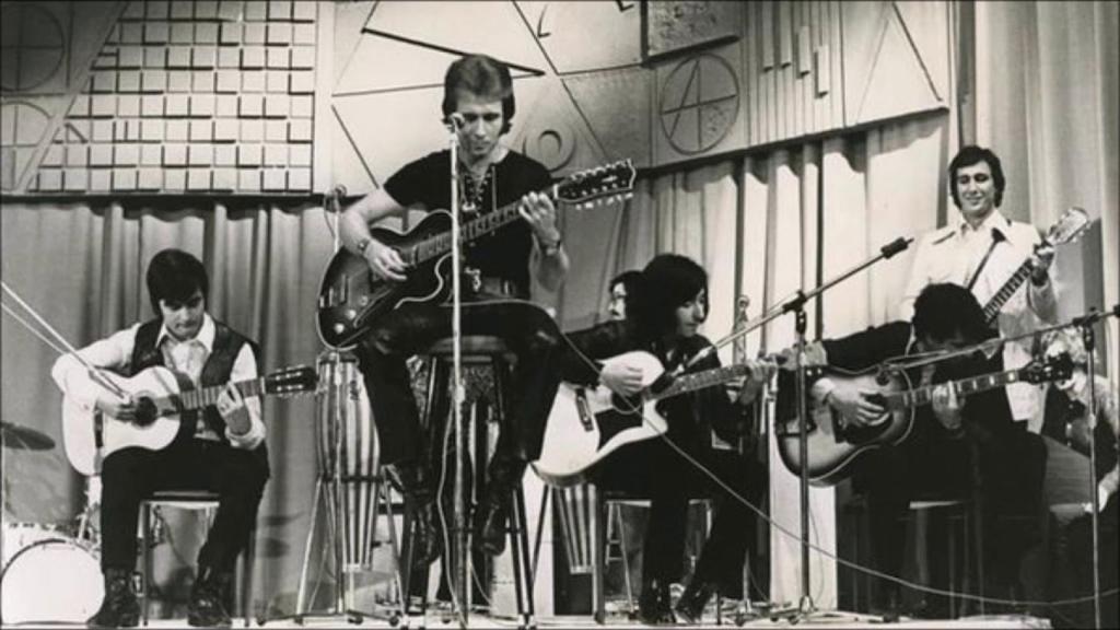 Los canarios, con Teddy Bautista en el centro