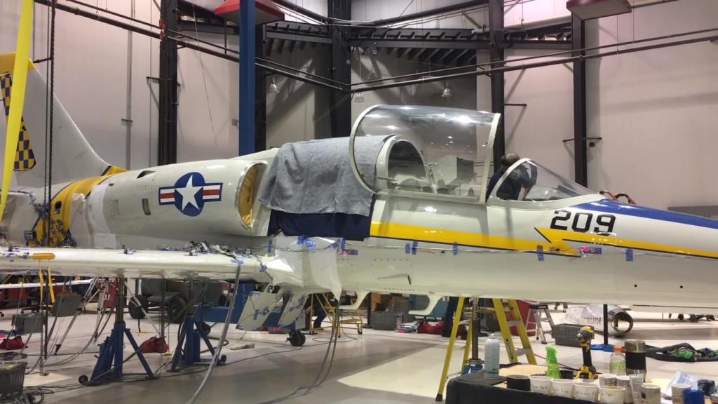 Avión L-39 siendo modificado para incluir IA
