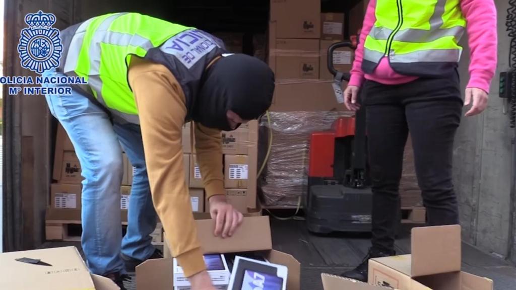 Parte del material incautado al alunicero.