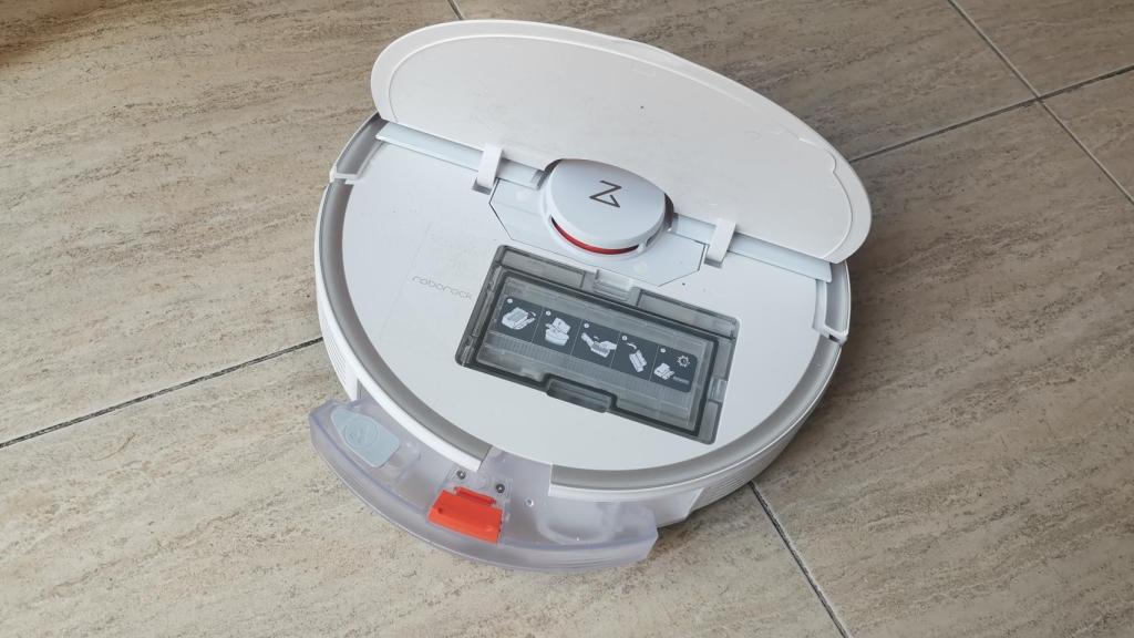 Roborock S7, parte posterior con el depósito de agua y suciedad abierto