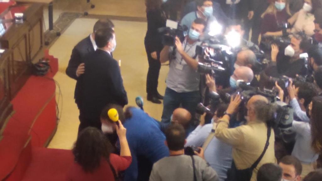 El nuevo alcalde socialista de Murcia, José Antonio Serrano, atendiendo a los medios de comunicación tras el Pleno.