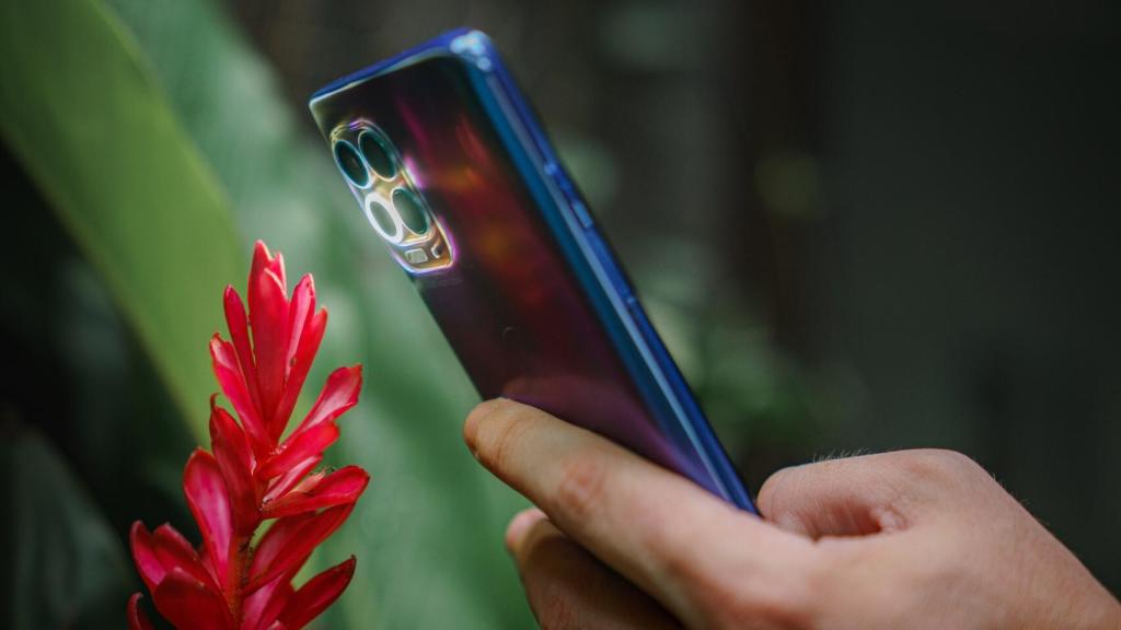 Halo de luz en la cámara macro en el Moto G100