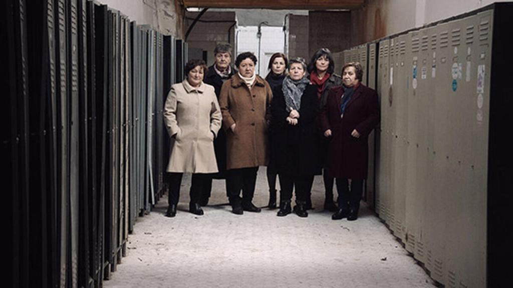 Las trabajadoras de Pontesa visitando la fábrica en la actualidad.