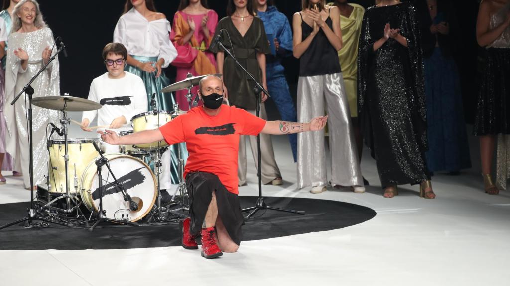 Juan Carlos Mesa, director creativo de Ángel Schlesser, posa con sus modelos al final del desfile de la pasada edición.