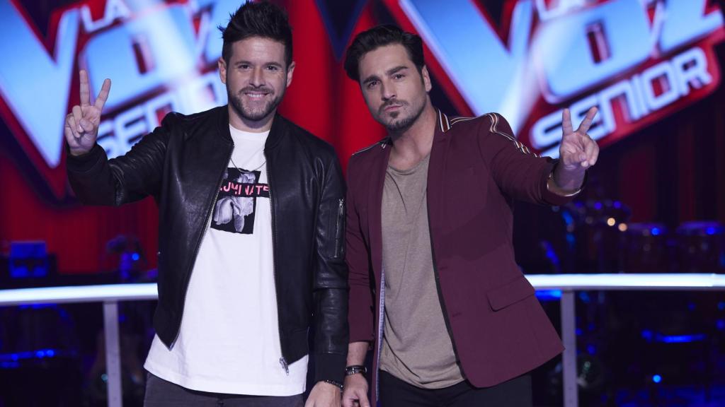 Bustamante y Pablo López en una foto promocional de 'La Voz Senior'.