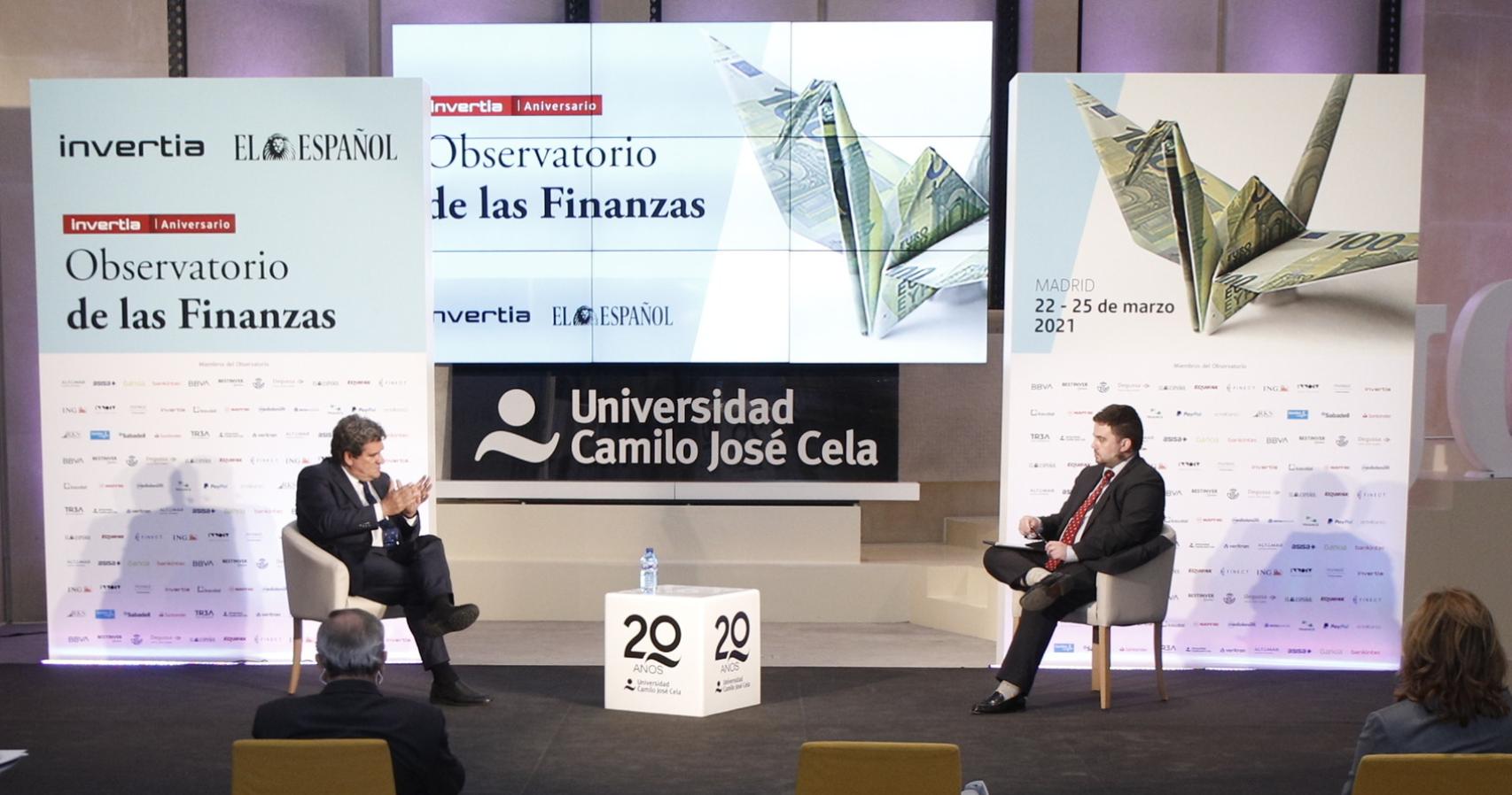 José Luis Escrivá, ministro de Inclusión, Seguridad Social y Migraciones, y Arturo Criado, redactor jefe de Invertia.