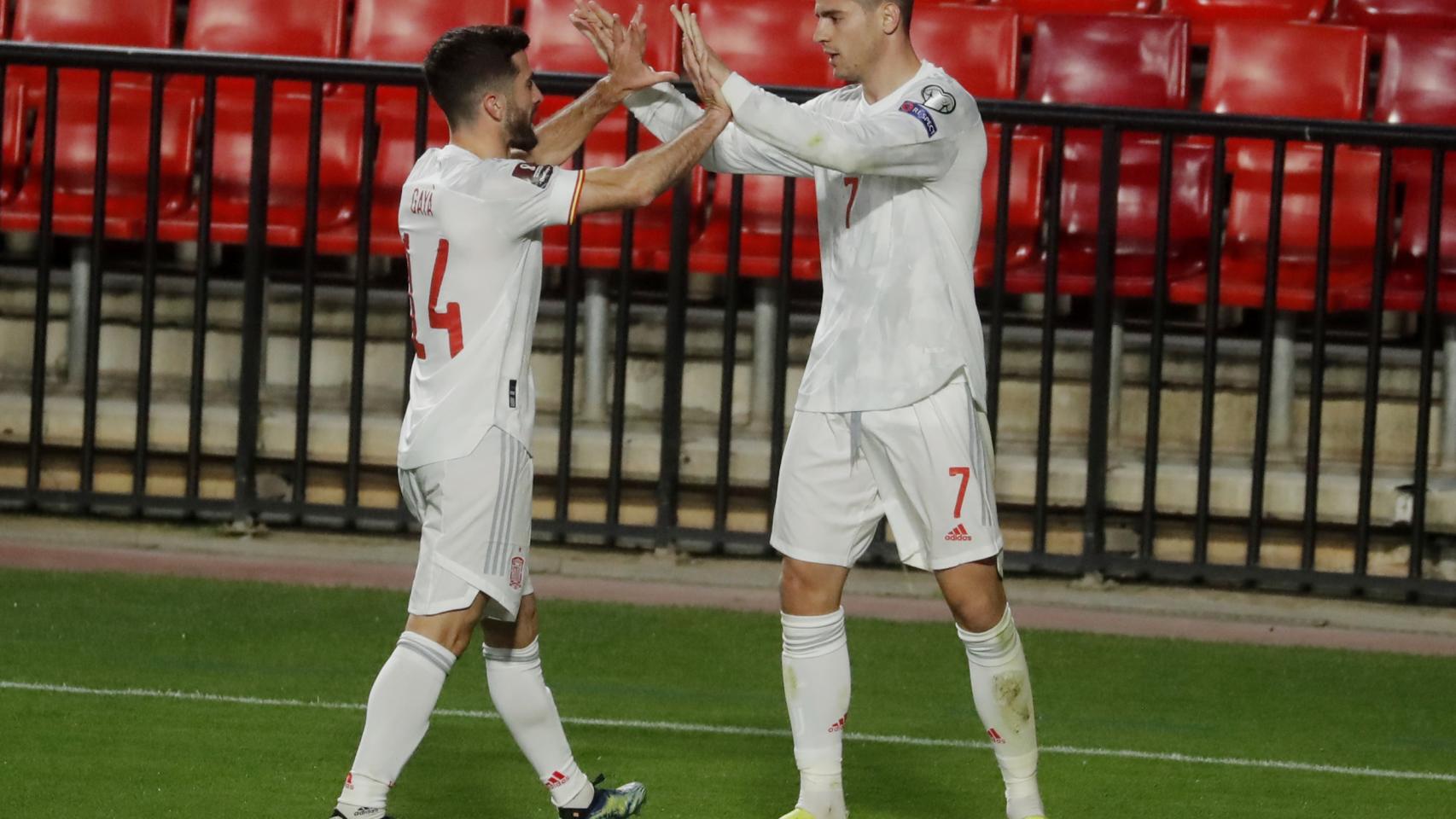 Morata y Gayà celebran el gol de España