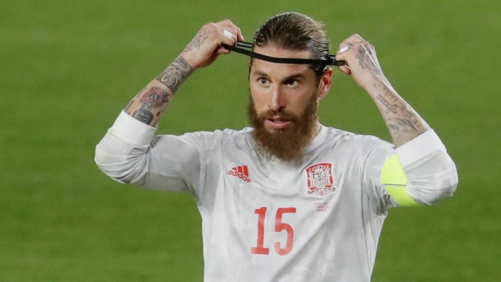 Sergio Ramos colocándose la cinta en el pelo