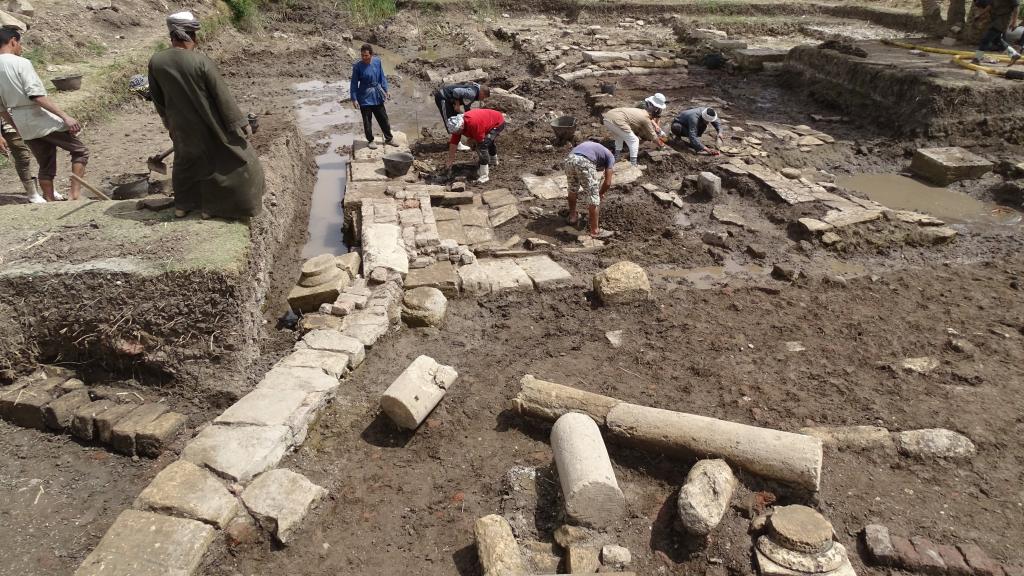 Vestigios del templo hallado en el yacimiento de Kom el-Ajmar Sharuna.