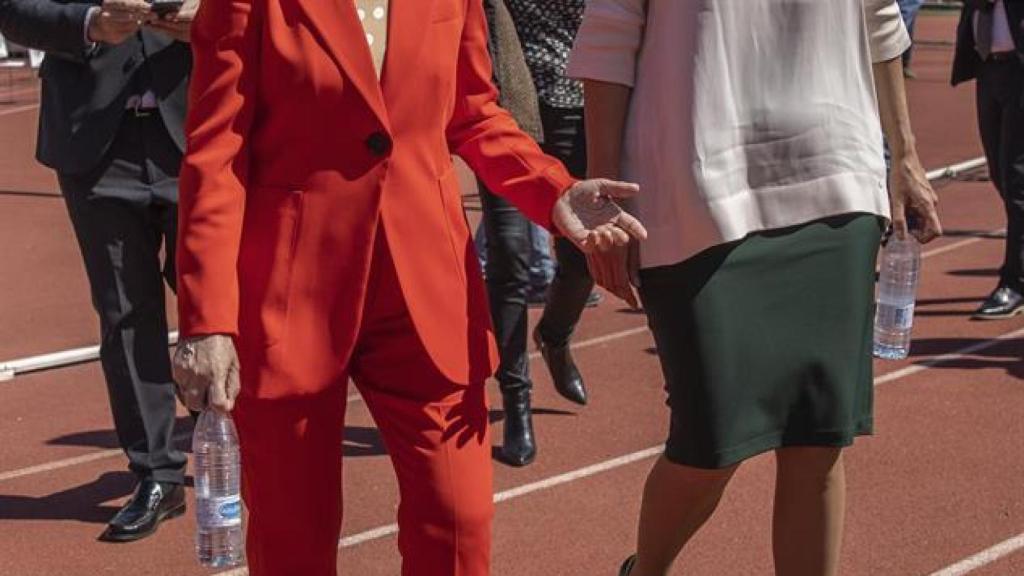 La vicepresidenta del Gobierno, Carmen Calvo (de rojo), junto a Irene Lozano en su último acto como presidenta del CSD