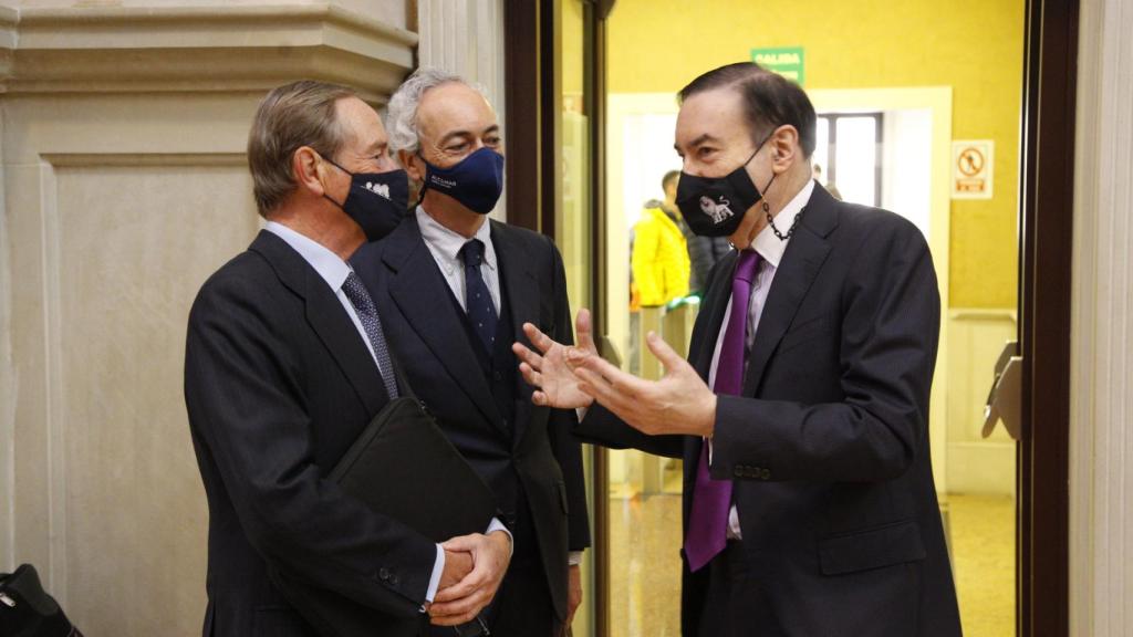 Pedro J. Ramírez charla con Claudio Aguirre y José Luis Molina, socios fundadores de Altamar Capital Partners.