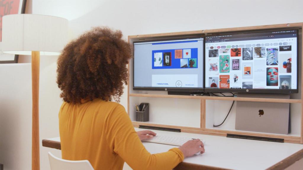 El escritorio incluye dos monitores de 24 pulgadas.