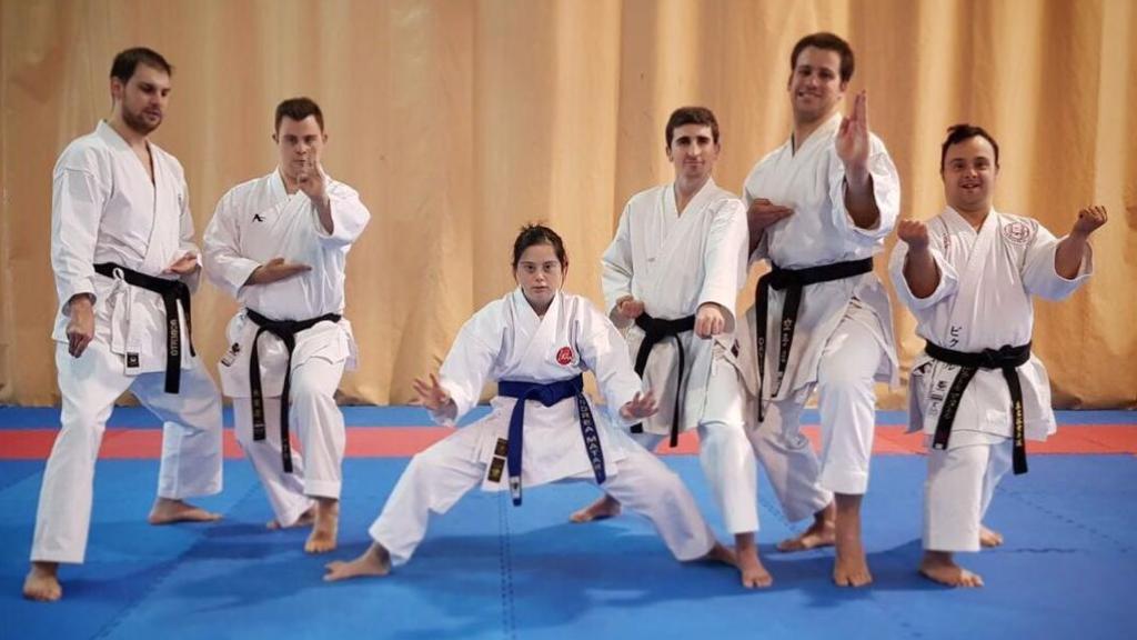 Andrea, con compañeros, en clase de parakarate.