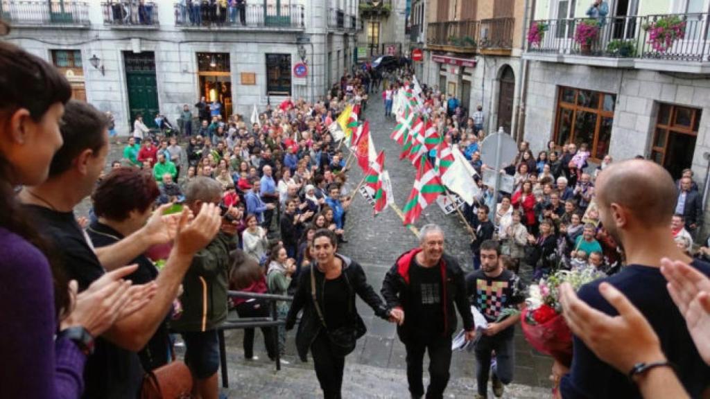 Homenaje en el Ayuntamiento de Lekeitio al etarra Andoni Gabiola.