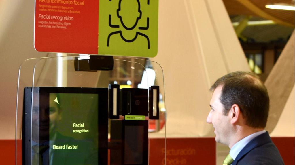 La identificación por reconocimiento facial es una opción que elige el pasajero para realizar todo el proceso de check-in.
