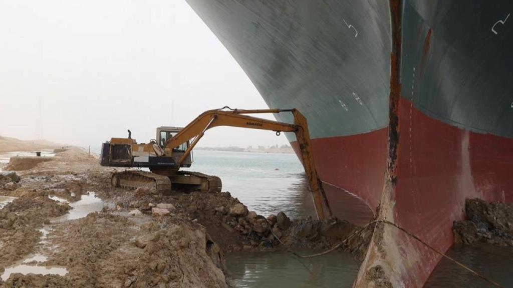Ever Given encallado junto a una excavadora