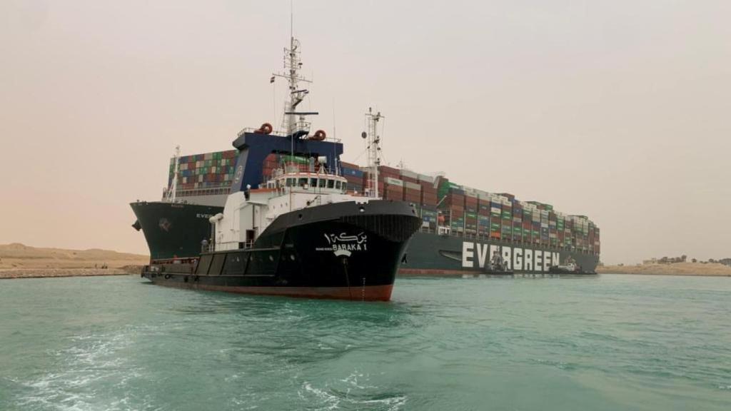 Barco remolcador junto con el Ever Given