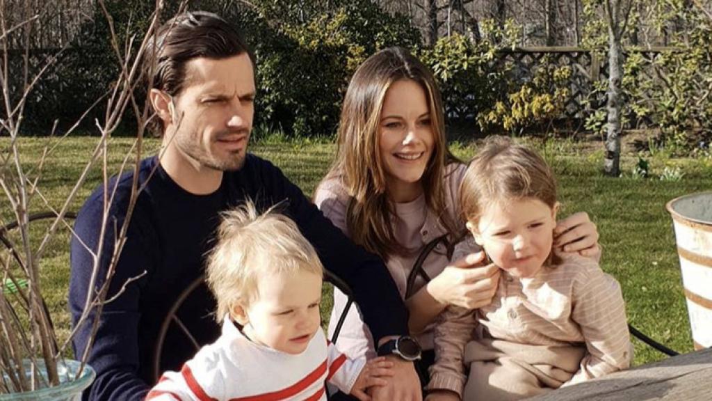 Los príncipes Carlos Felipe y Sofía con los que, hasta ahora, eran sus dos únicos hijos: Gabriel y Alejandro.