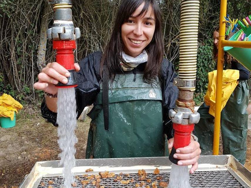 Mercedes Conde, lavando fósiles.