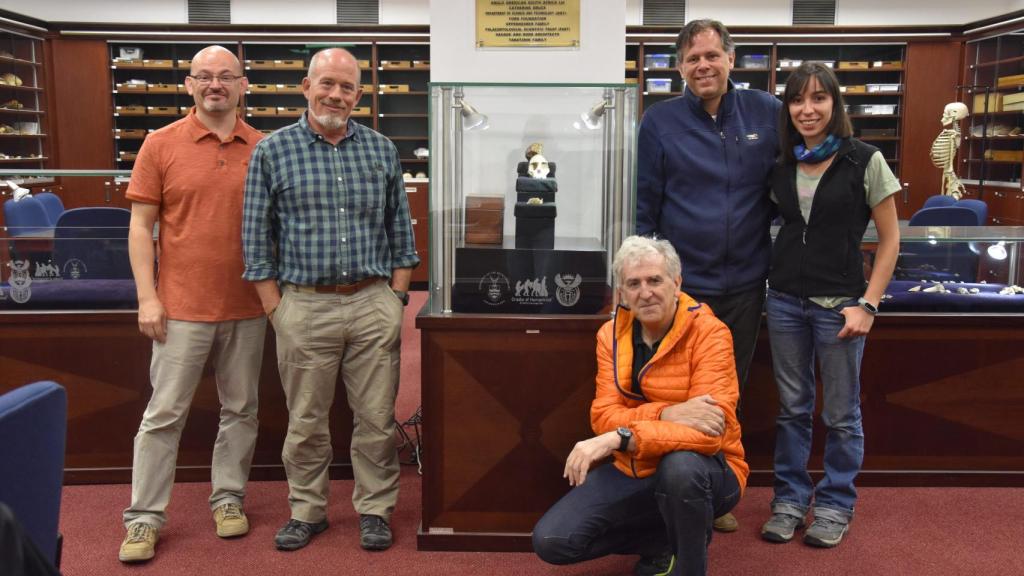 Mercedes Conde, junto con los firmantes del artículo: Carlos Lorenzo, Ignacio Martínez, Rolf Quam y Juan Luis Arsuaga (agachado).