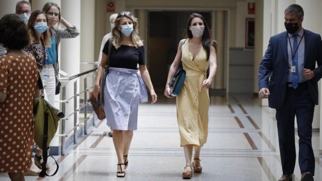 Yolanda Díaz, a la izquierda, camina junto a Irene Montero, a la derecha.