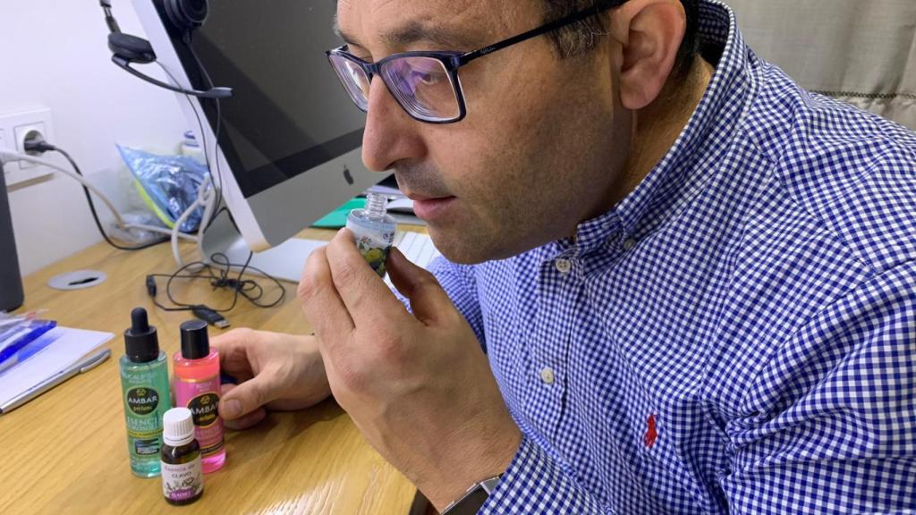 Javier Redondo, con su kit de esencias para afinar el olfato.