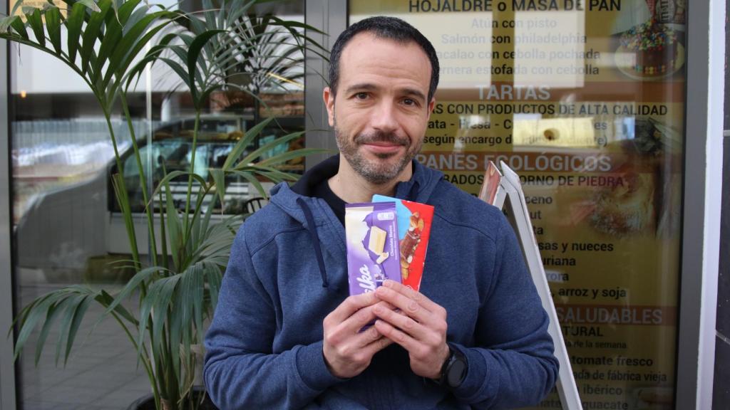 Guillermo, con dos tabletas de chocolate. Ahora le huelen mal.