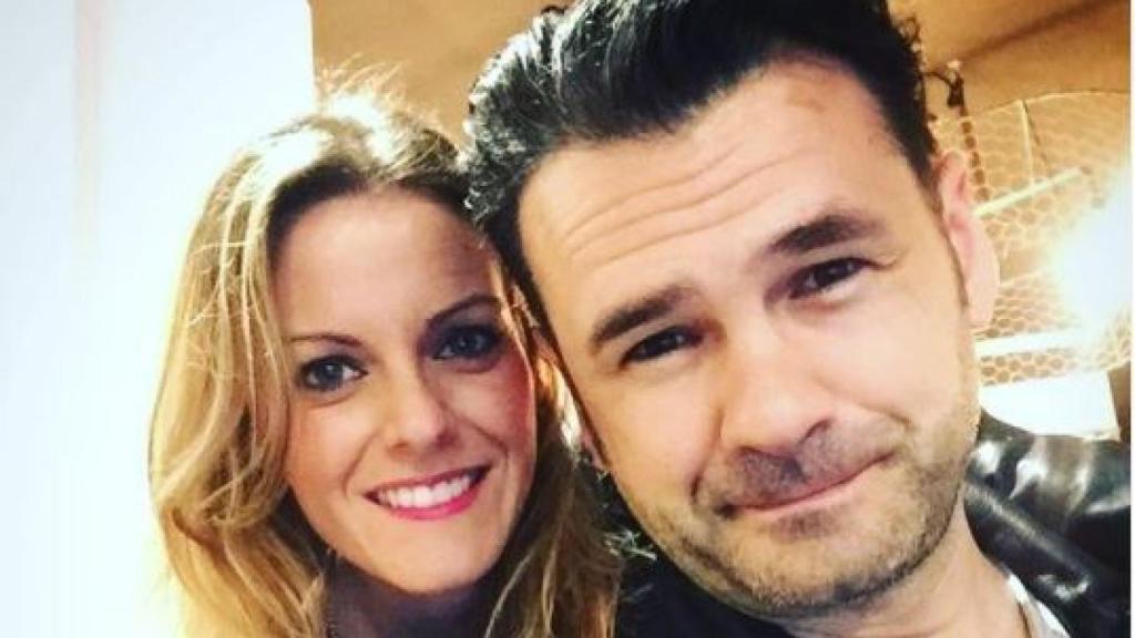 El presentador junto a su pareja, la también periodista Andrea Ropero.