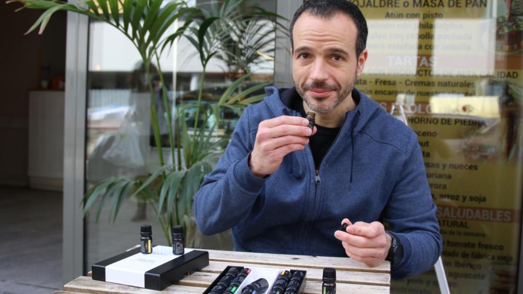 Guillermo entrena el olfato con su tarro de esencias.