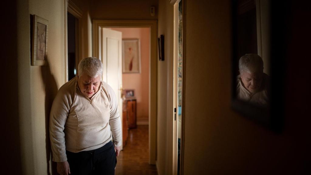Begoña San José llora en el pasillo de su vivienda, en Madrid.