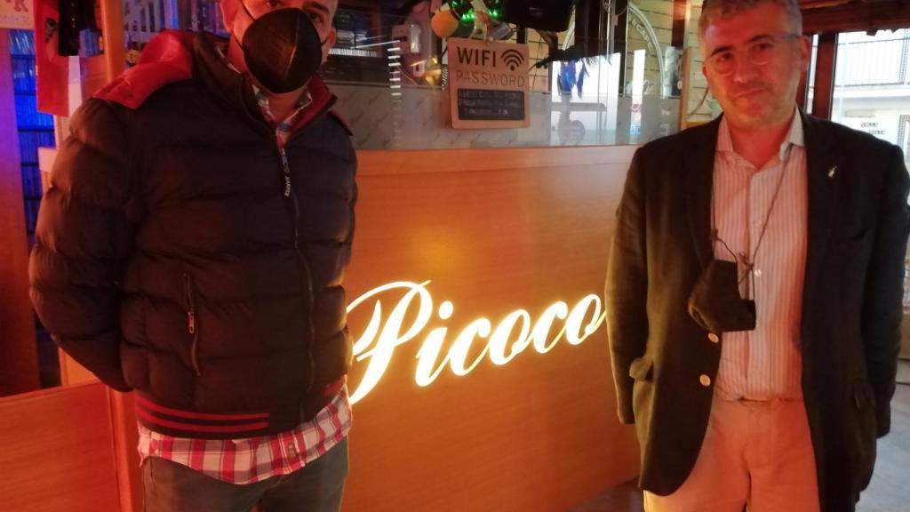 El camarero Antonio Lozano (izquierda) y Manuel Pantoja, dueño del bar de copas Picoco.