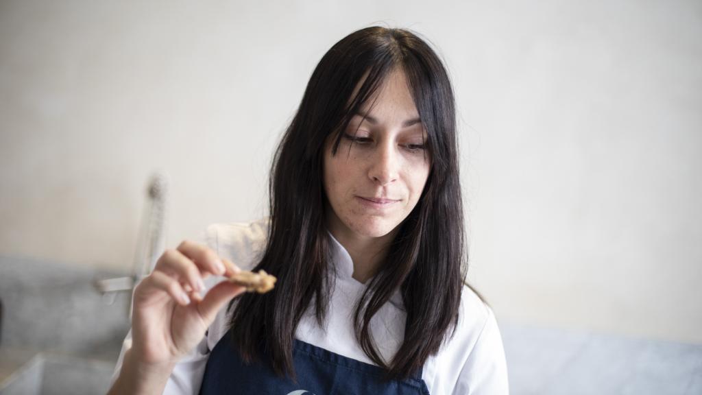 La experta Celia saboreando una de las barras de pan integral probadas en la cata.