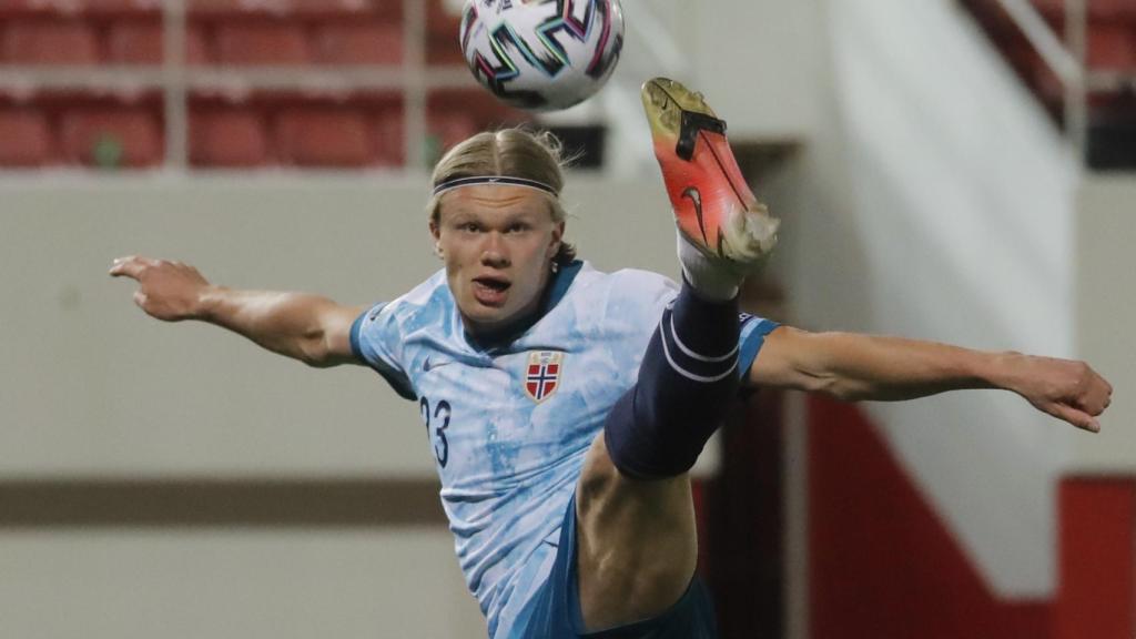 Haaland peleando un balón con Noruega