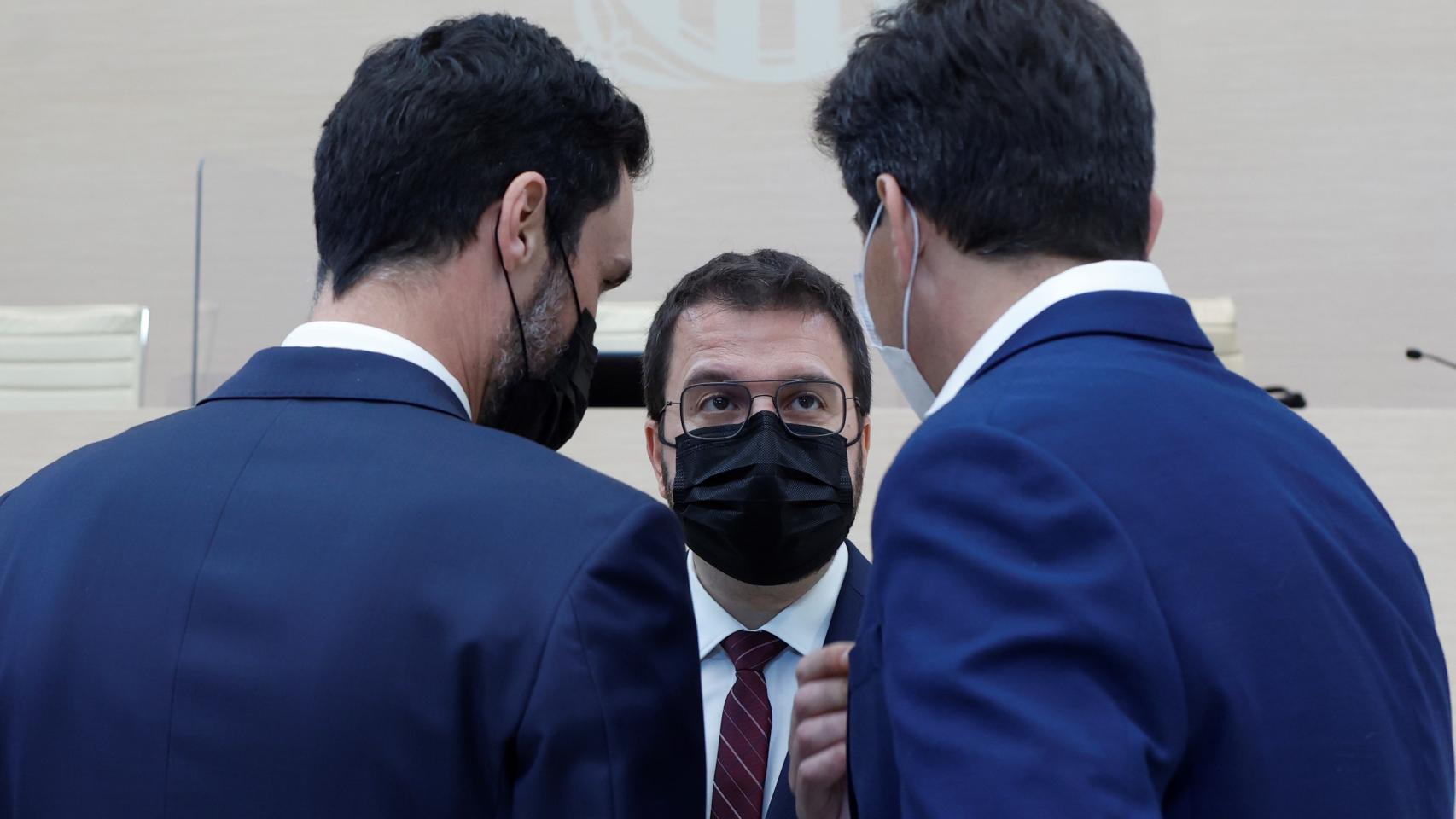 Pere Aragonès, candidato a presidente de la Generalitat por ERC, entre Roger Torrent y Sergi Sabrià.