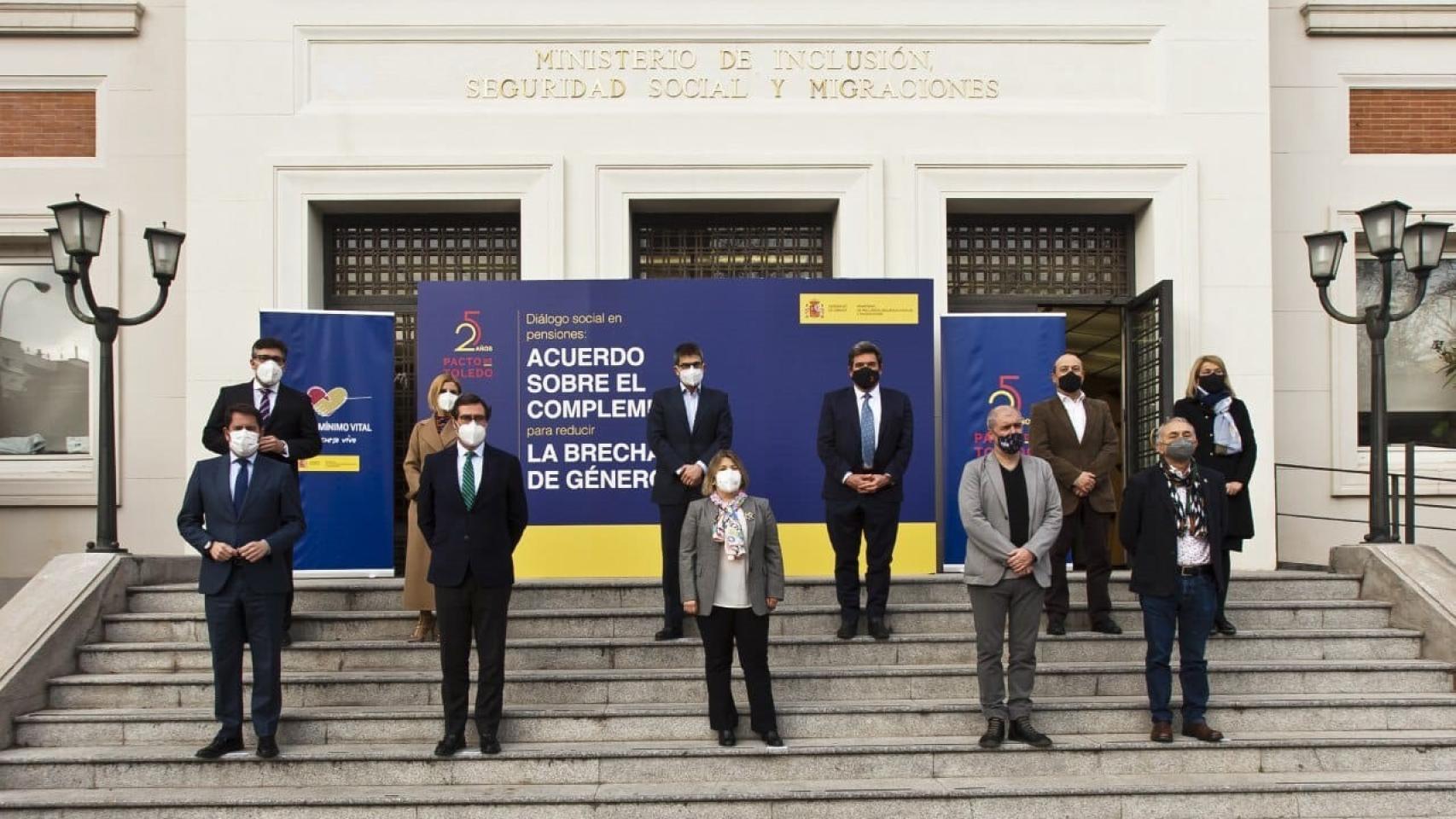 El ministro de Inclusión, Seguridad Social y Migraciones, José Luis Escrivá, y su equipo con los presidentes de CEOE, Antonio Garamendi, y Cepyme, Gerardo Cuerva; y los secretarios generales de CCOO, Unai Sordo, y UGT, Pepe Álvarez.