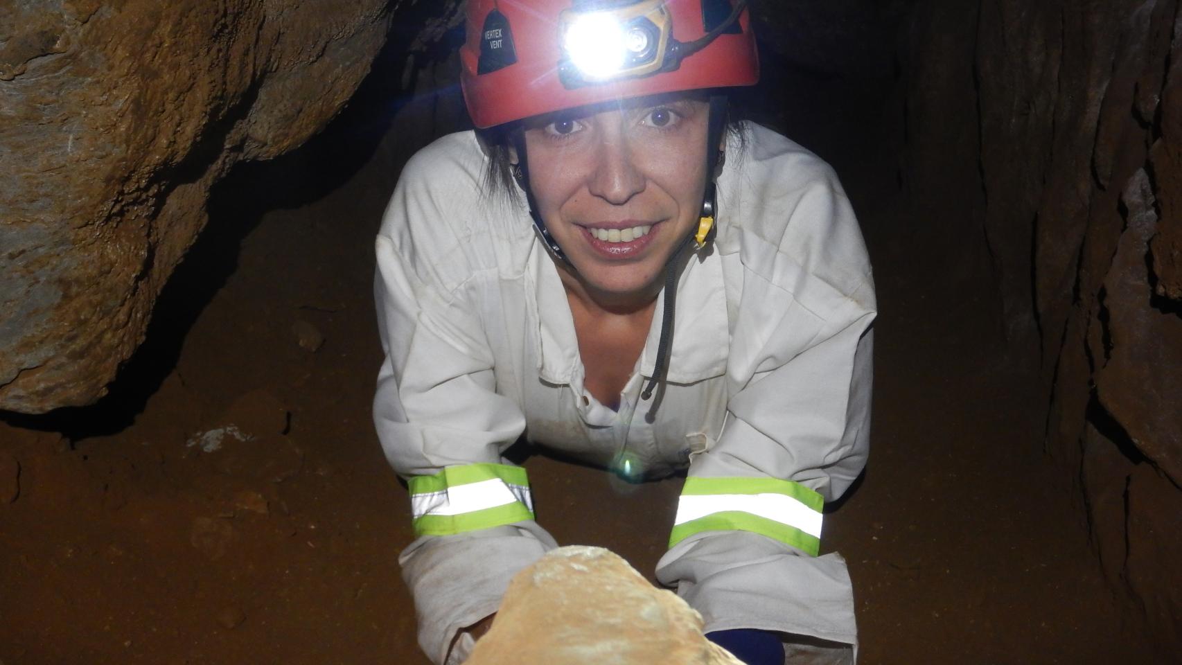 Mercedes Conde, en la Cueva de Rising Star (Sudáfrica) donde aparecieron los fósiles de Homo Naledi.