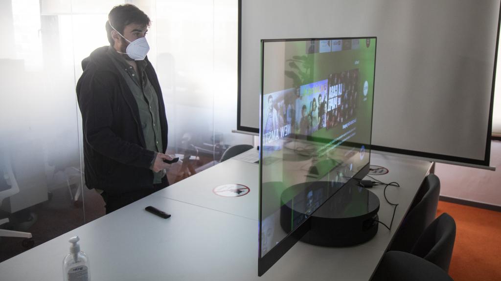 Xiaomi Mi TV LUX Transparent Edition