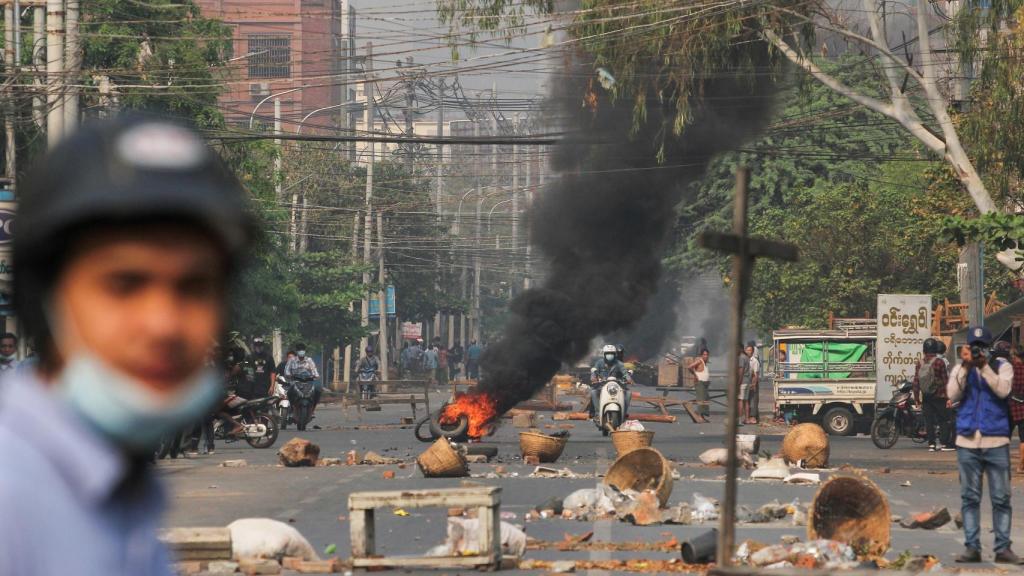 Protestas en las calles de Birmania, en Mandalay.
