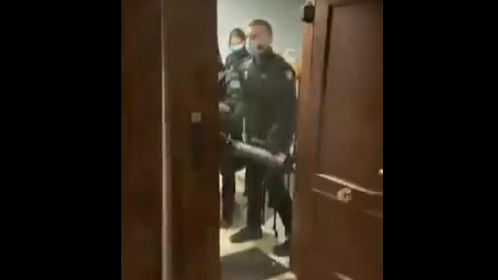 Imagen del momento en el que la Policía entra en la vivienda.