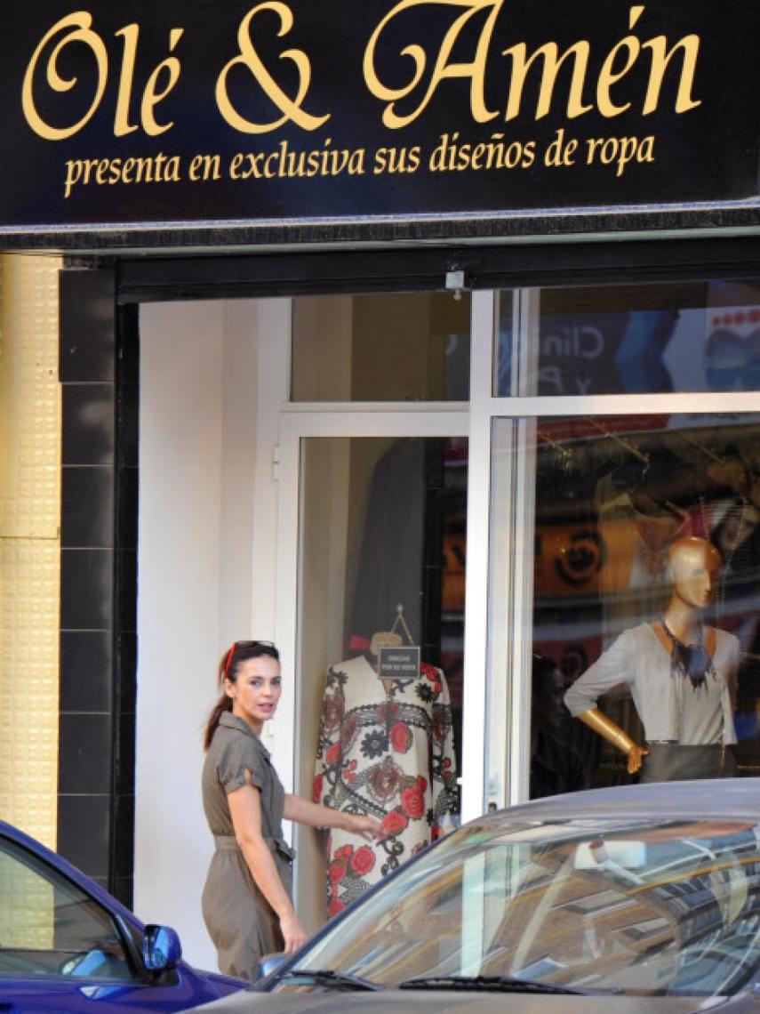 Olga Moreno, frente a su tienda Olé y Amén, en una imagen de 2015.
