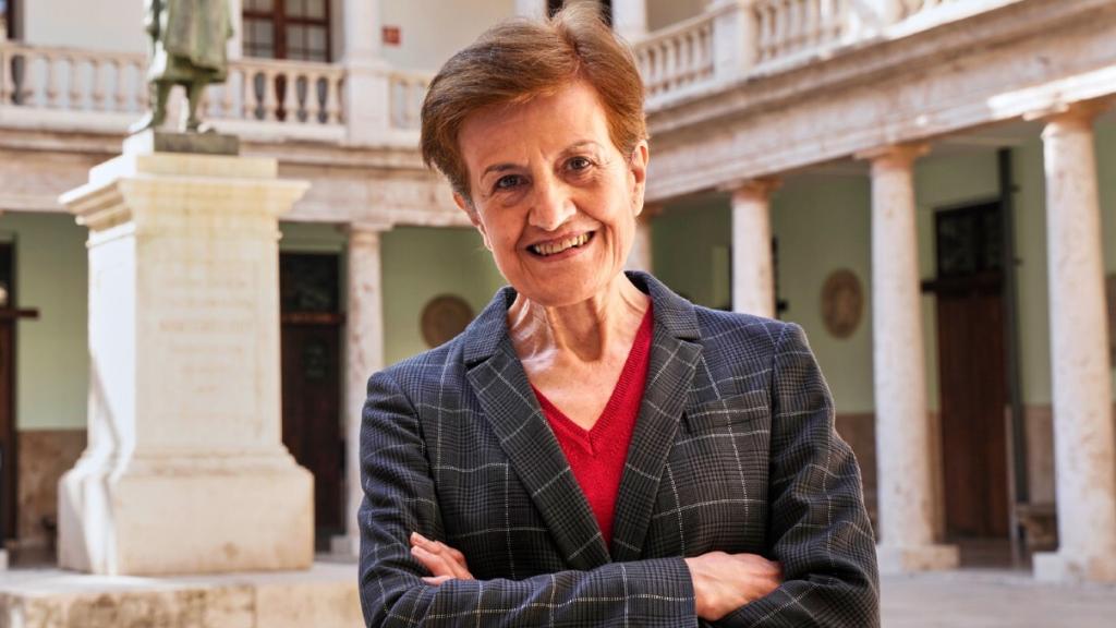 Adela Cortina, en el claustro del Centro Cultural La Nau de la Universidad de Valencia. EE