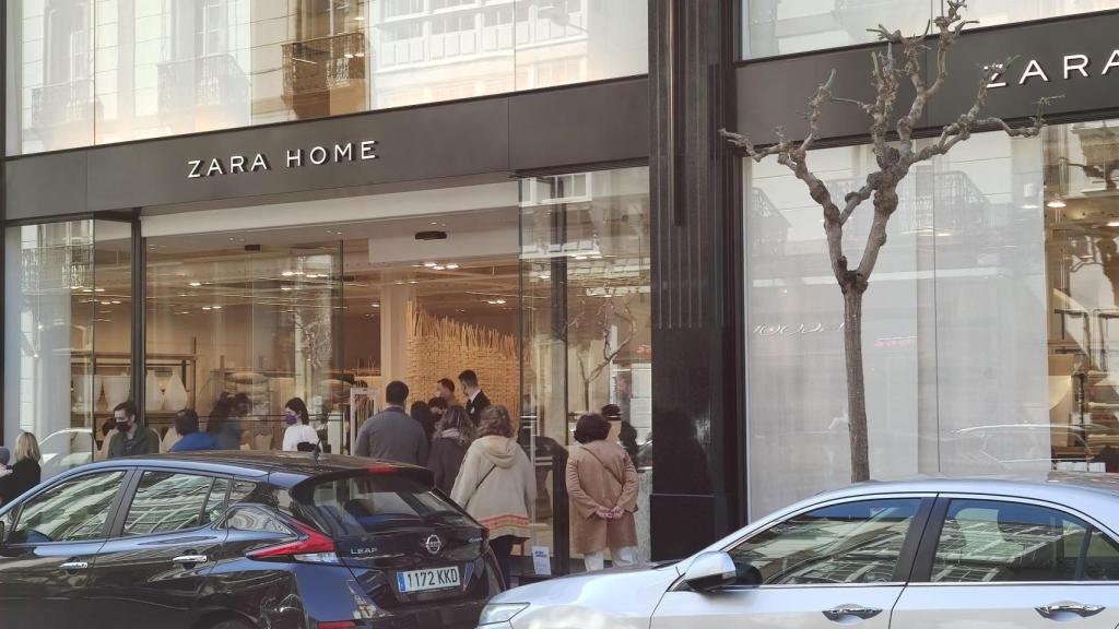 Colas esta mañana en la nueva tienda de Zara Home