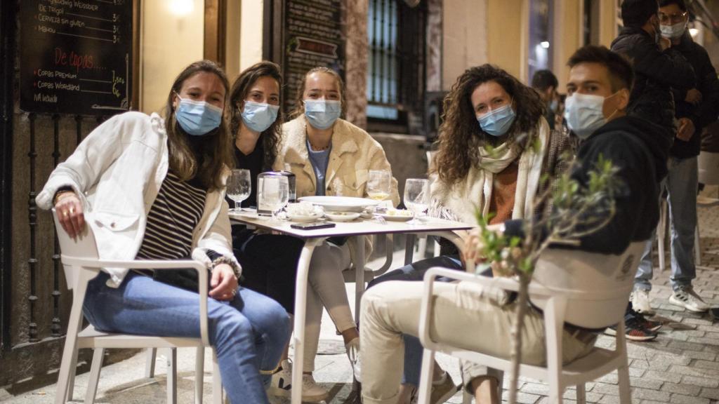 Capucine (primera por la izquierda) y su grupo de amigos.