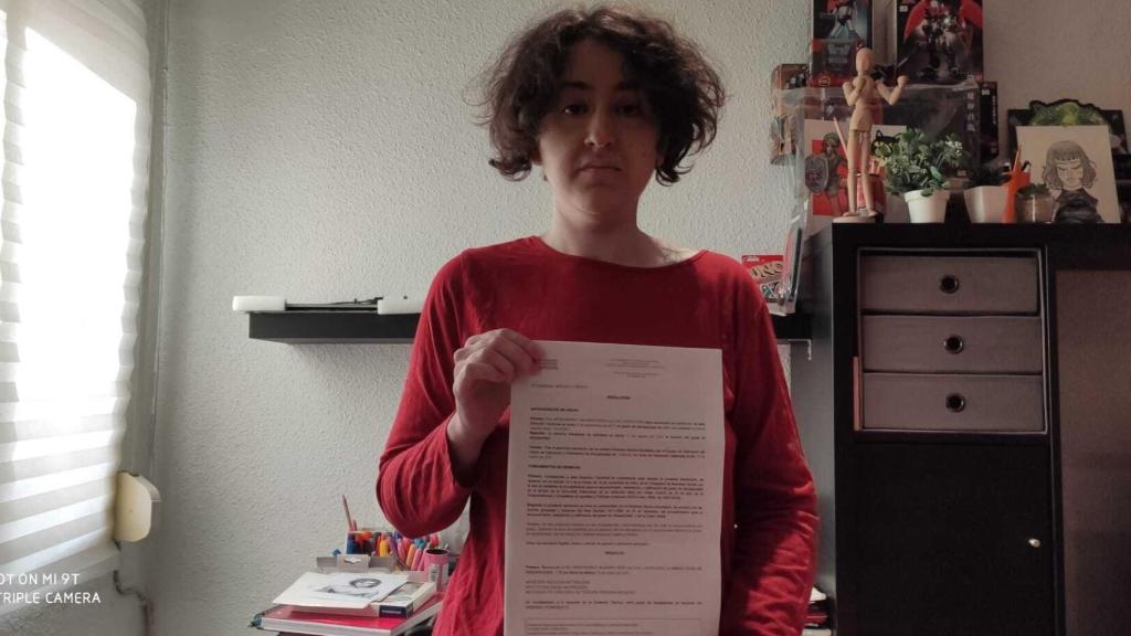 Montse mostrando la misiva de la Consellería que le ha dejado al borde del paro.