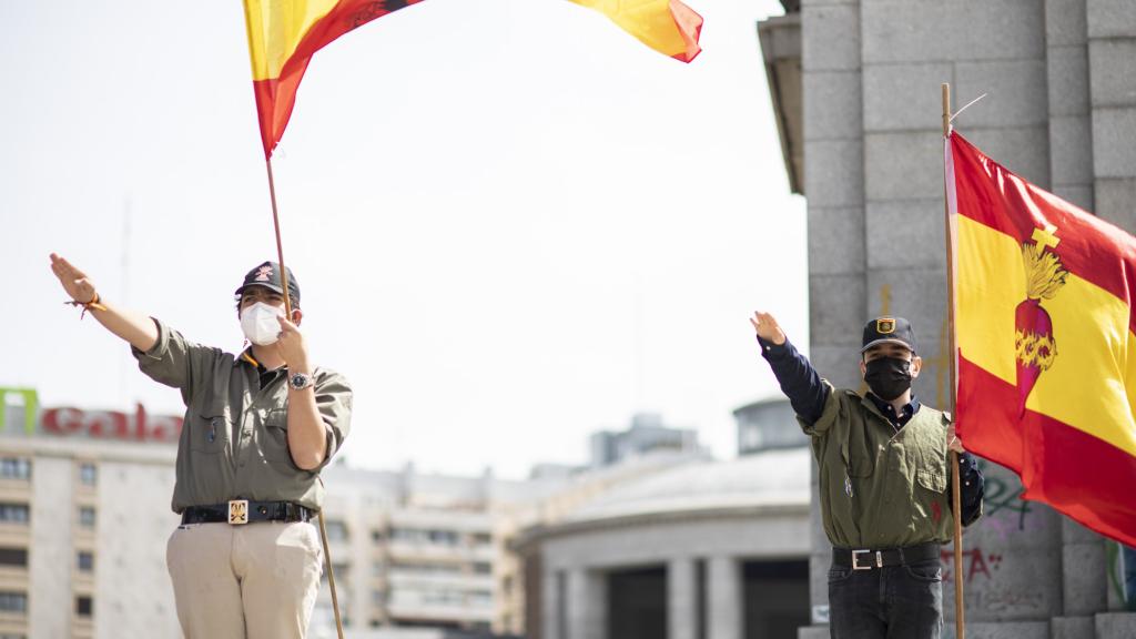 Andrés y Gabriel hacen el saludo fascista.